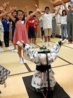 робот учит японцев танцевать