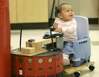 кресло-робот познаёт мир вместе с полугодовалым малышом