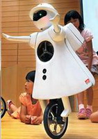 японская девочка-робот ездит на одном колесе
