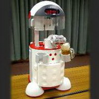 японский робот-холодильник разливает пиво из банок