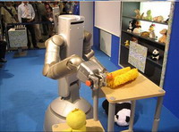 услужливый робот поможет людям дома и на работе