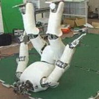 японский робот по-человечески встаёт со спины